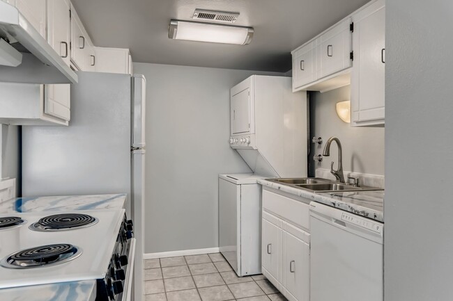 Building Photo - Everything you Need, 2 Bed, 1.5 Bath townh...