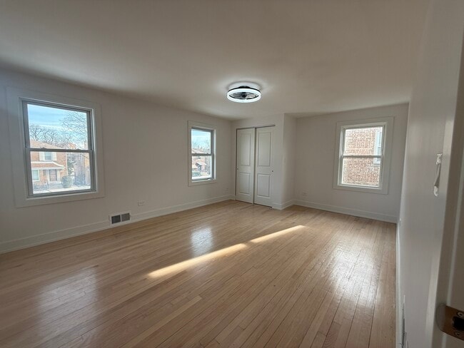 Building Photo - 9304 S Justine St