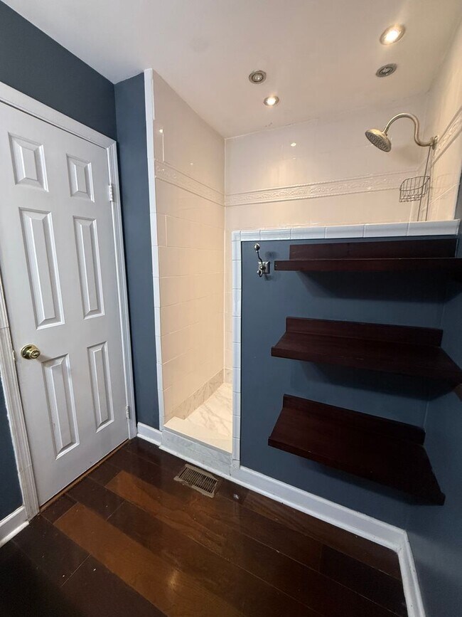 Building Photo - Beautiful 3-Bedroom, 2.5-Bathroom Townhous...