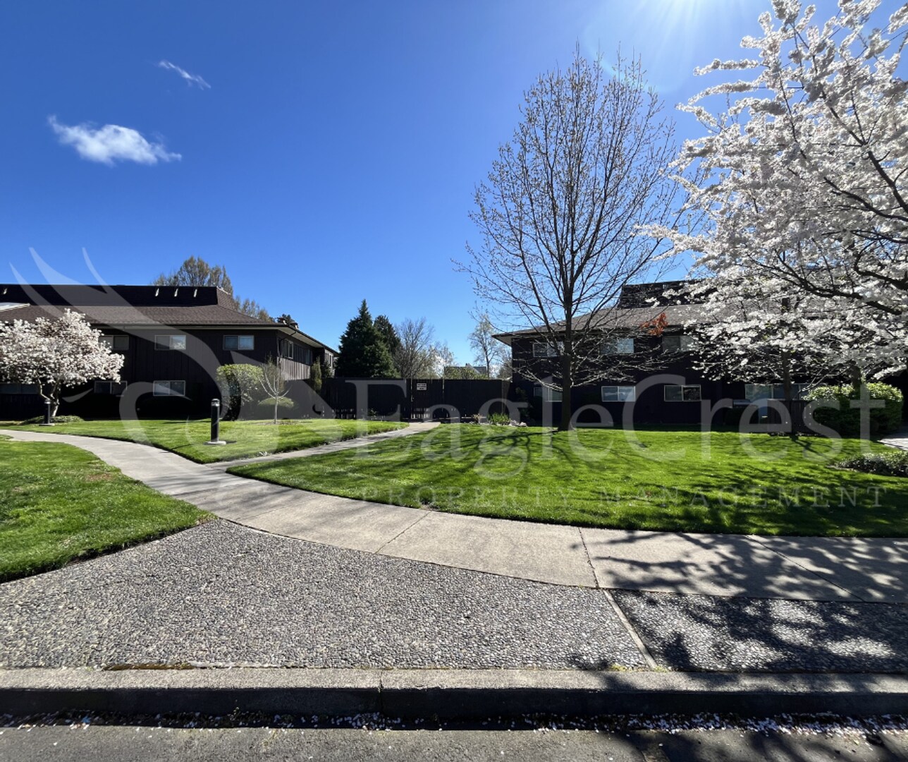 Building Photo - Convenient 2 Bedroom 2 Bathroom Condo Living "In The Trees" with On-Site Amenities