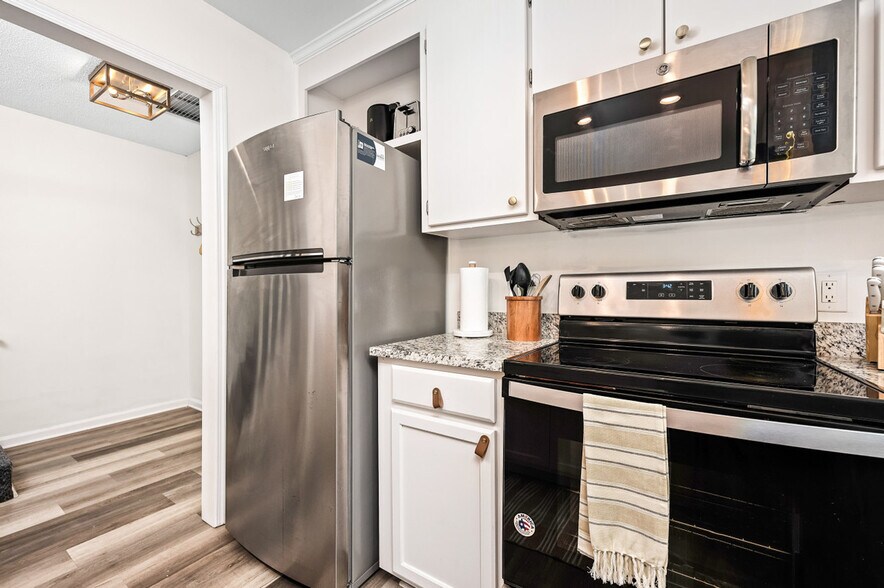 Building Photo - 17462 Front Beach Rd