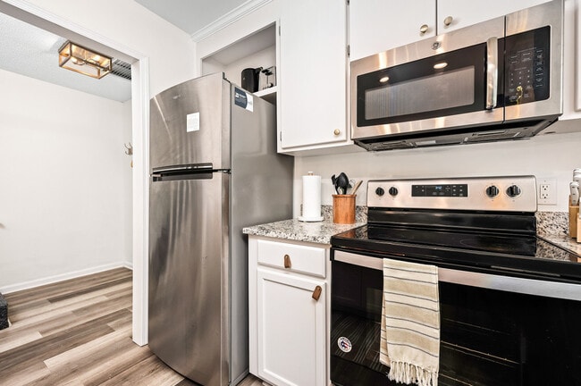 Building Photo - 17462 Front Beach Rd