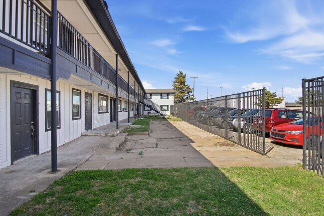 Building Photo - Beautiful 3 Bed / 1 Bath apartment for your family!