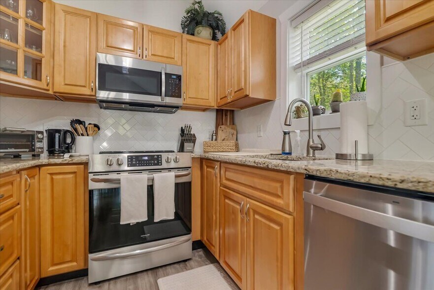 Building Photo - 9326 Fairmount Way