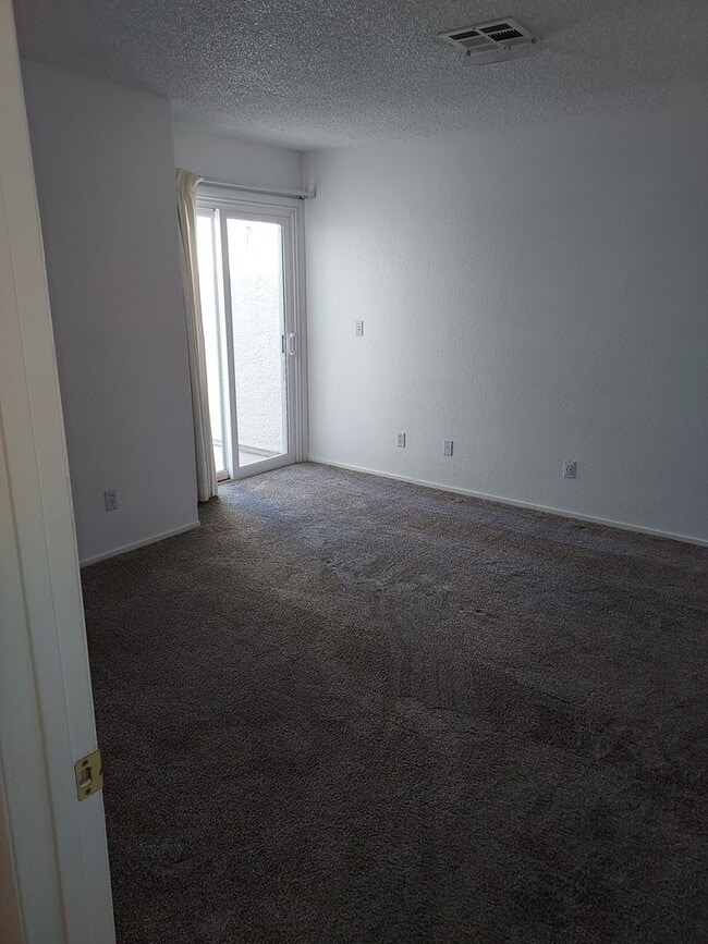 Building Photo - SINGLE STORY TOWN HOME 3 BEDROOM 2 BATH WI...