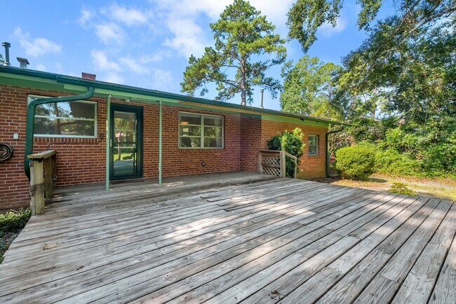 Building Photo - 1230 Circle Dr