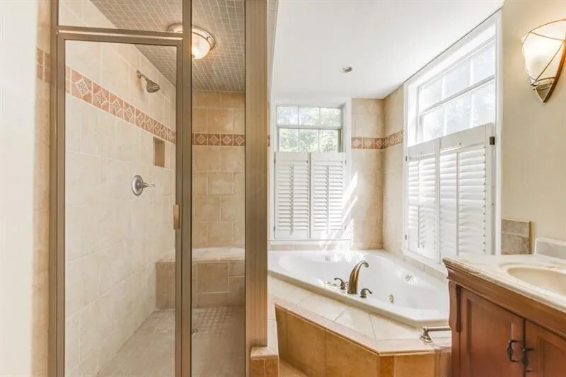 Main Bathroom w/ Walk-in Shower - 1303 McGill Park Ave NE