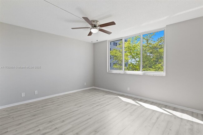 Building Photo - 4200 Hillcrest Dr