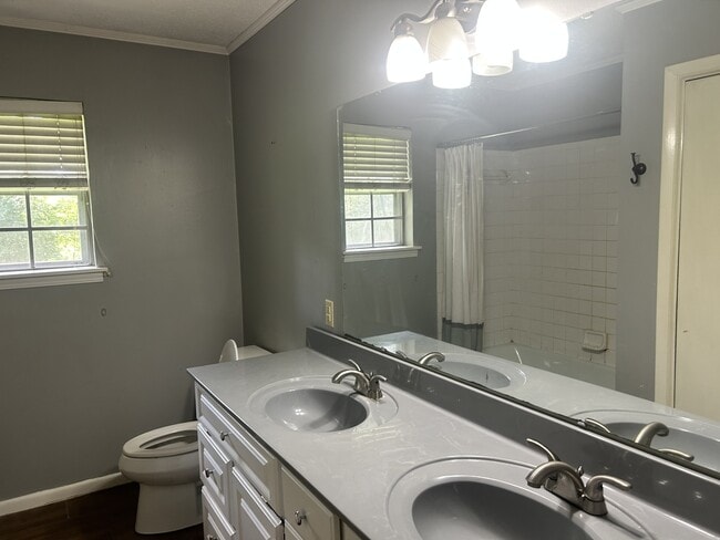 Building Photo - 121 Shamrock Dr