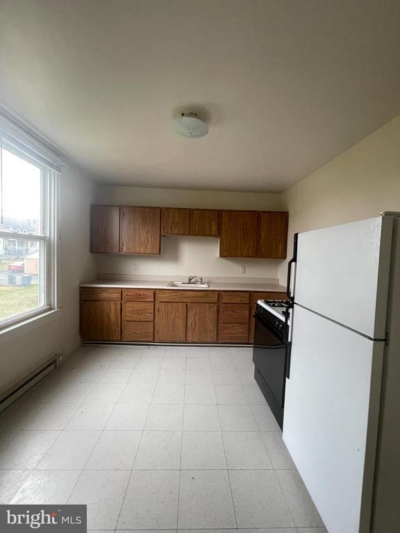 Building Photo - 452 W 1st St