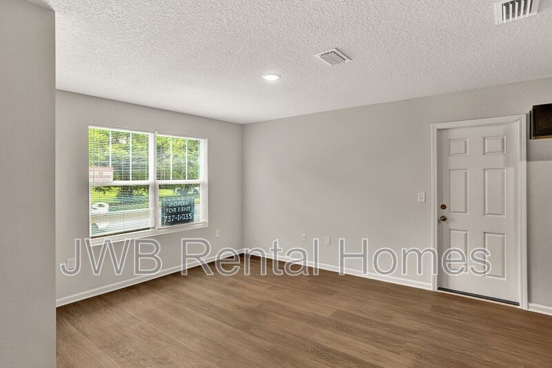 Building Photo - 1328 8th St W