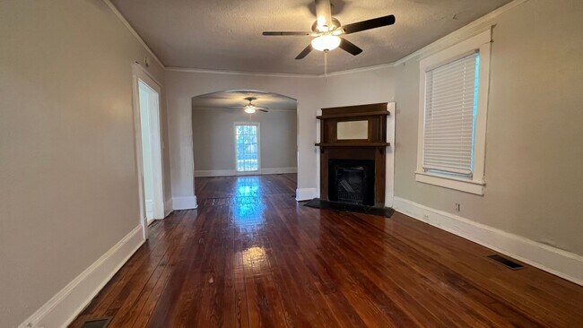 Building Photo - Renovated larg single family home! 2,200+ sf