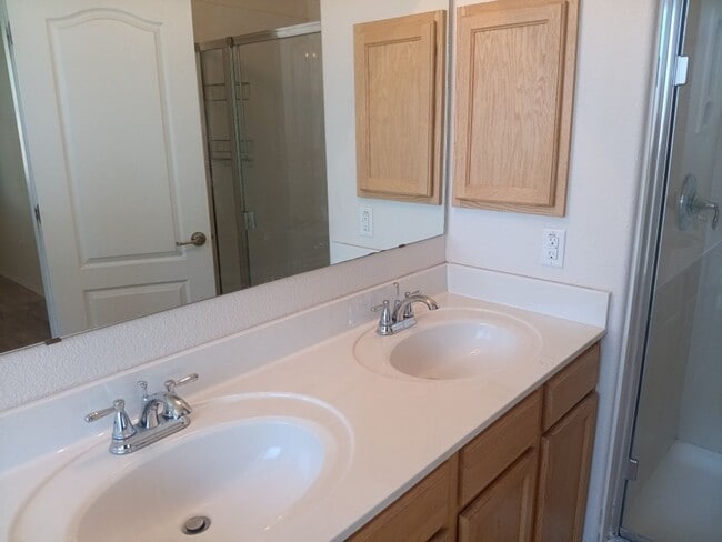 Building Photo - 3 Bedroom, 2 Bathroom Home! Schedule a Showing today!