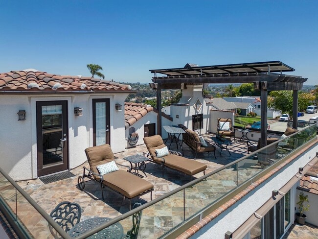 Building Photo - Prestigious Ocean View Retreat – Fully Rem...