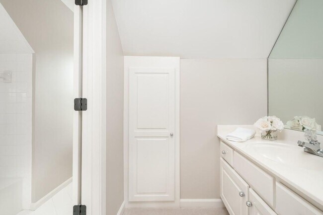 Building Photo - Elegant Master-on-Main in Prestigious Laur...
