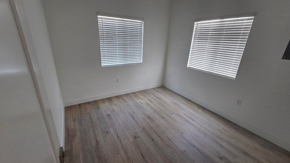 Building Photo - 988 El Camino Dr