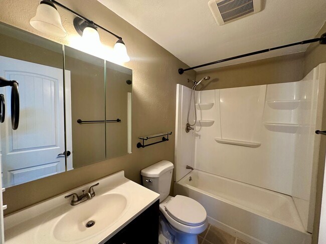 Building Photo - Pet-Friendly 4 Bedroom Home with Fenced Yard & Air Conditioning