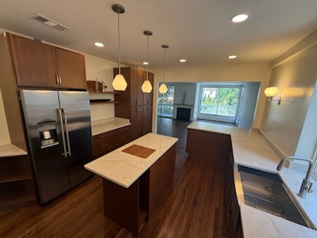 Building Photo - *DREAM LOCATION* 6BR Completely Renovated Duplex