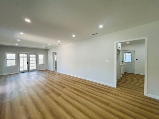 Building Photo - Fully Remodeled 3-Bedroom Home with Front ...