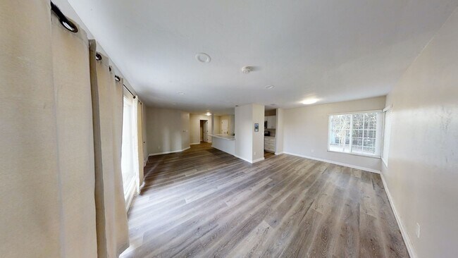 Building Photo - 4BD/2BA with Parking!