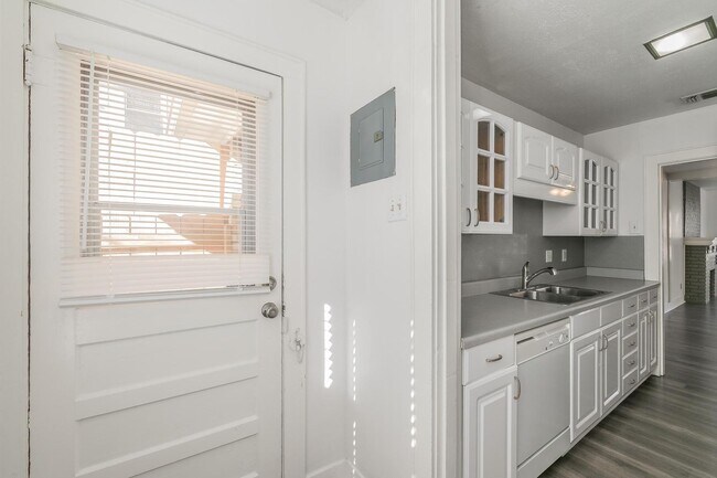 Building Photo - 2 bedroom 1 bath duplex in Arlington Heights
