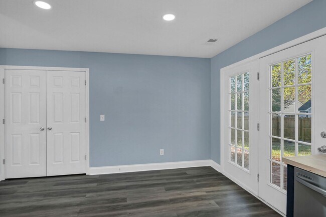 Building Photo - Beautifully Updated 3BR Home Minutes from Fort Jackson, VA Hospital & I-77