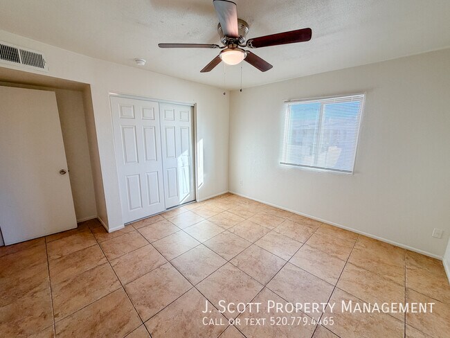 Building Photo - 525 E Peppertree Ave