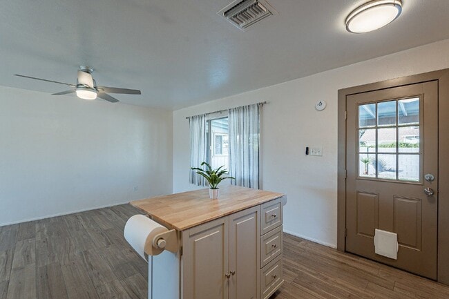Building Photo - 8416 E Rancho Vista Dr
