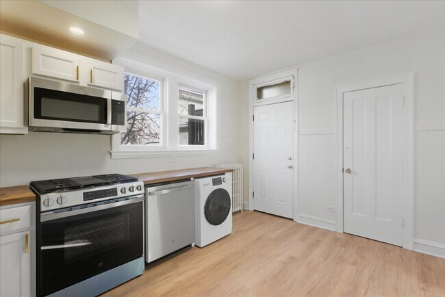 Building Photo - 3224 N Linder Ave