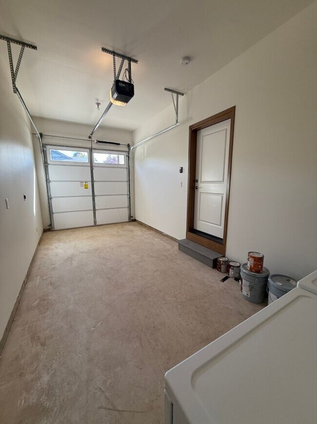 Building Photo - 3Bd/2.5Ba Everett Condo