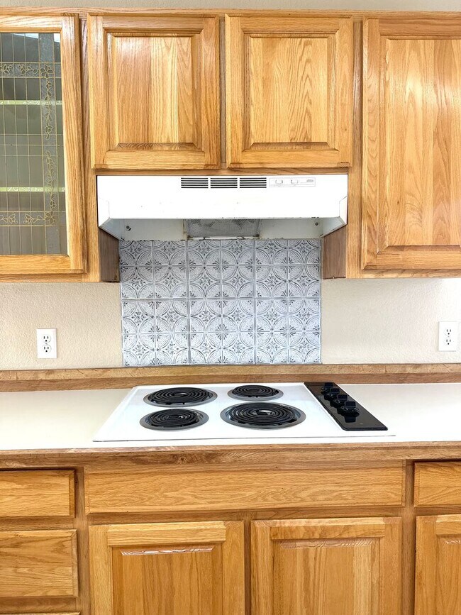 Building Photo - Light & bright single level home in NE Bend!