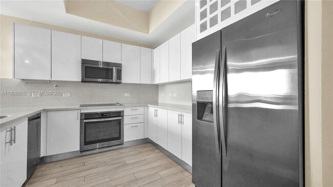 Building Photo - 999 SW 1st Ave