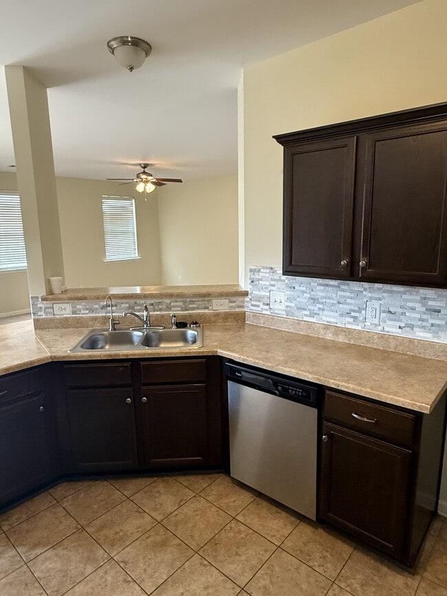 Building Photo - 1629 Robindale Dr