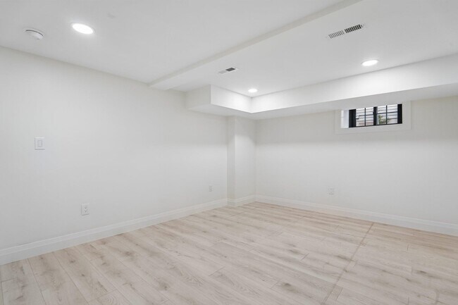 Building Photo - 423 Aurora Ave
