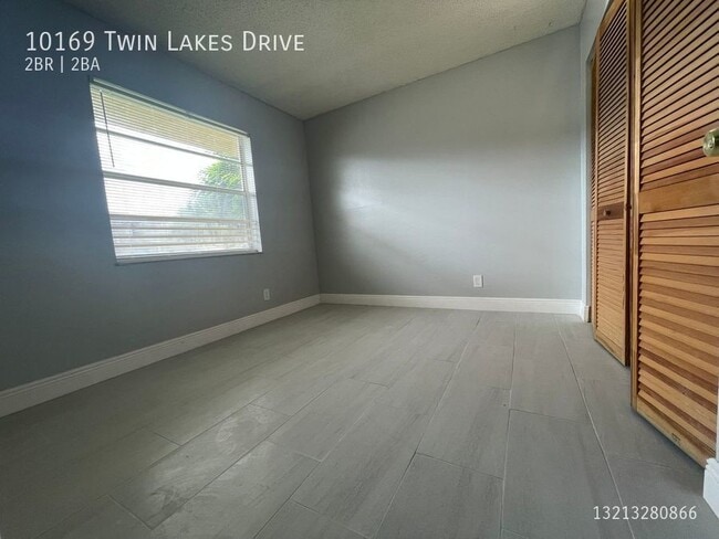 Building Photo - 10169 Twin Lakes Dr
