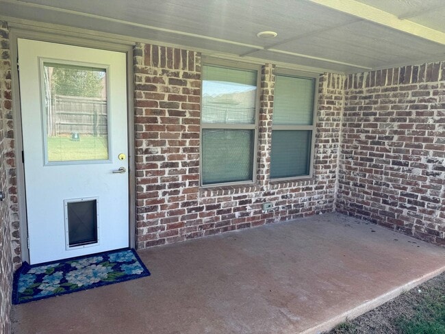 Building Photo - Large 3 Bed, 2 Bath in Beautifully Well-Maintained Neighborhood