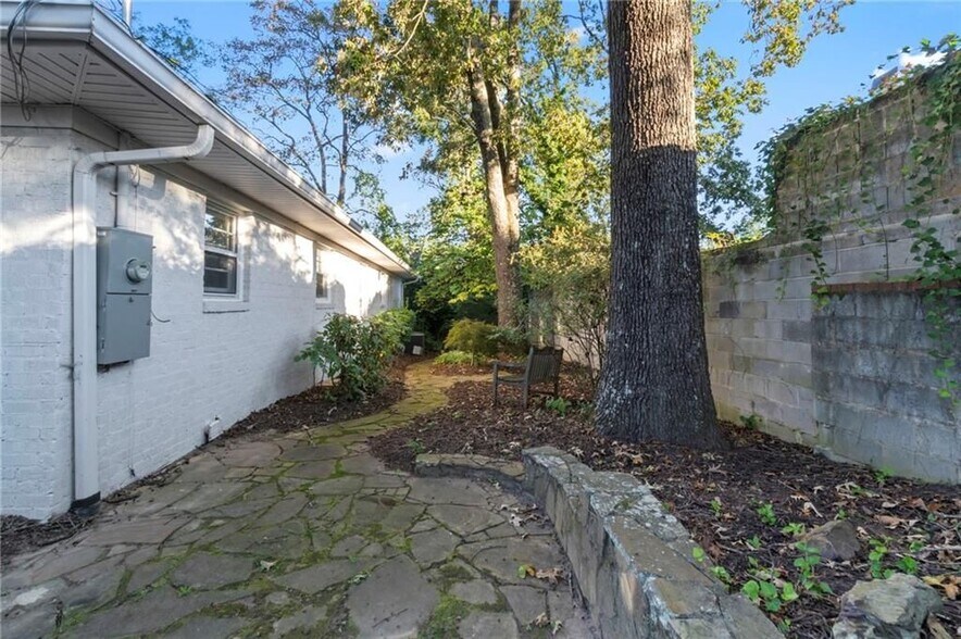 Building Photo - 1340 Cumberland Dr