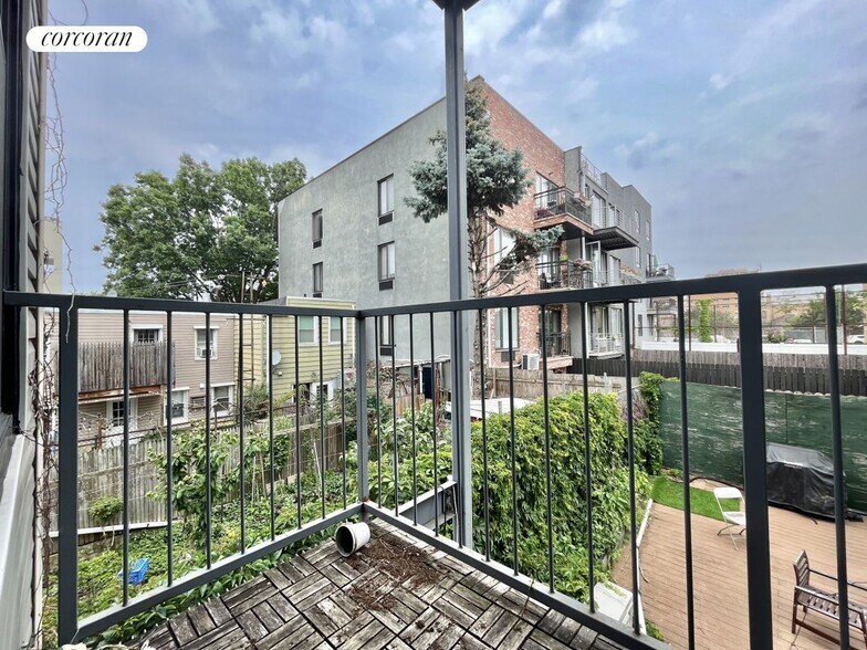 Building Photo - 376 Graham Ave