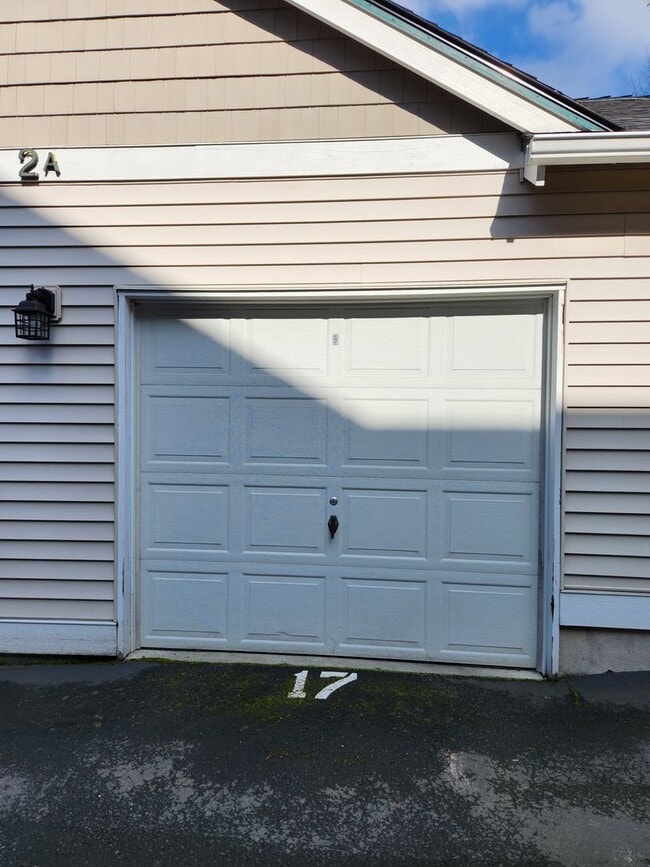 Building Photo - Renovated 3 Bedroom Condo