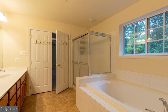 Building Photo - 8401 Hollow Tree Ln