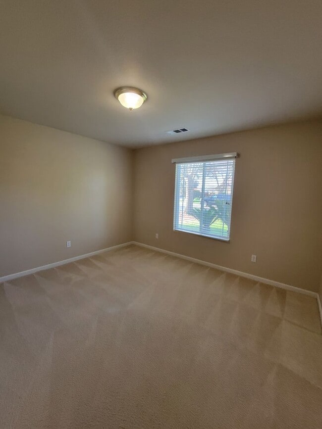 Building Photo - 3 Bedroom 2 Bathroom in NE Visalia!