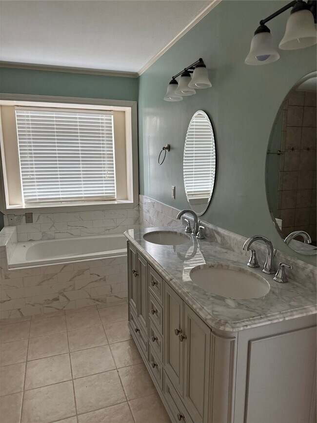 Building Photo - 24930 Plantation Estates Ave