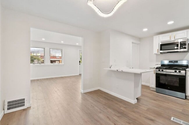 Building Photo - New 2 Bed/1 Bathroom Renovation in Swissvale!