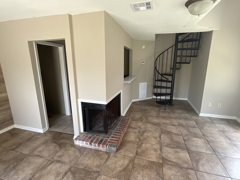 Building Photo - 107 Coulee Dr