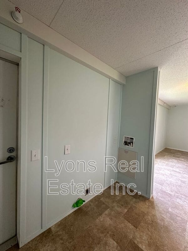 Building Photo - 8086 Heck Dr