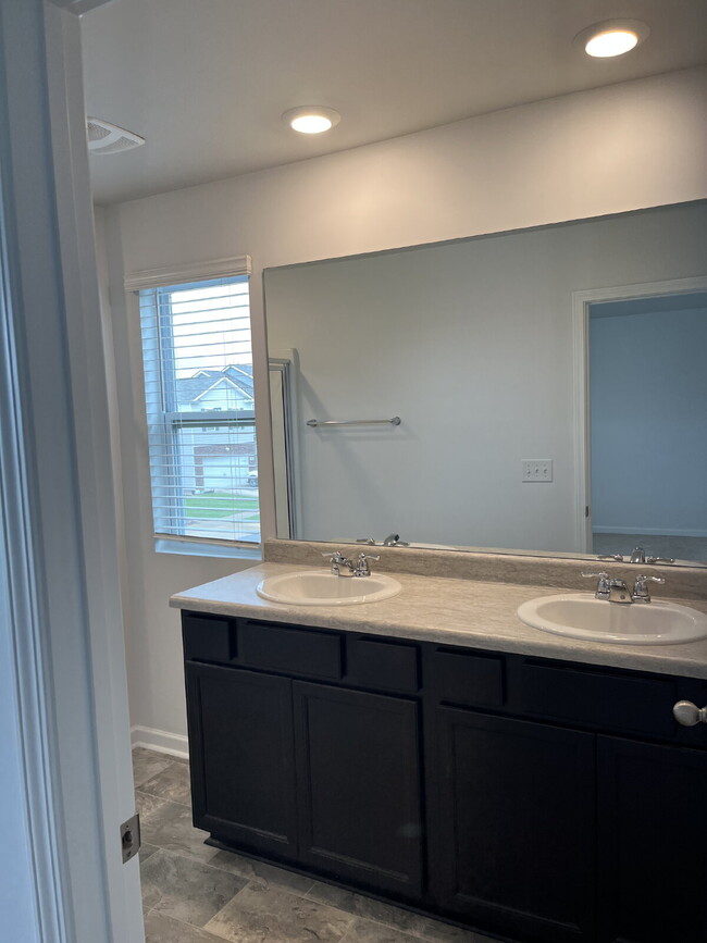 Building Photo - 1083 Pepper Stone Dr