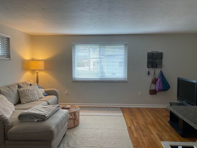 Building Photo - cen47