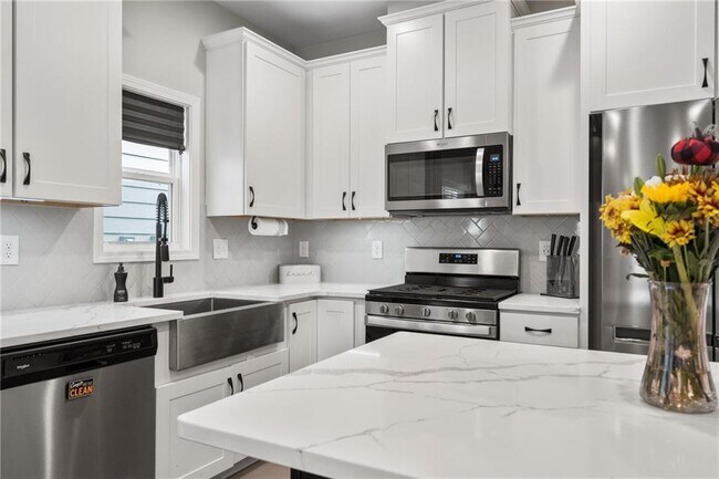 Building Photo - 2047 Drew Dr