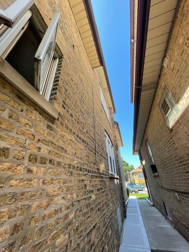 Building Photo - 5133 W Wrightwood Ave