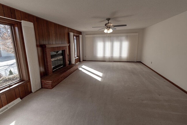 Building Photo - 401 Cedar Ln